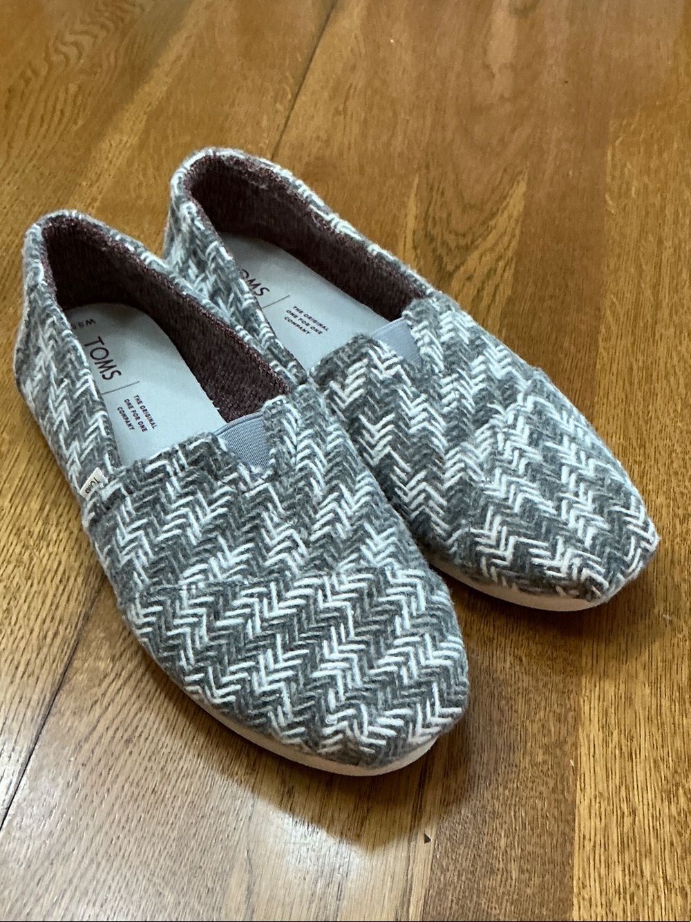 Woman’s Toms grey/white woven Alpargata slip on. Size 9.5. Knit maroon lining.